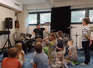 Klasa 2a na warsztatach stolarskich muzycznych w FabLab "Pobite gary"