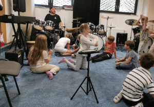 dzieci podczas warsztatów muzycznych_8