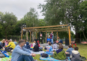 dzieci podczas pikniku czytelniczego_1