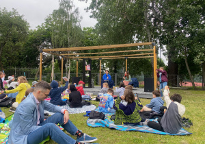 dzieci podczas pikniku czytelniczego_4