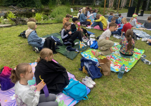 dzieci podczas pikniku czytelniczego_54