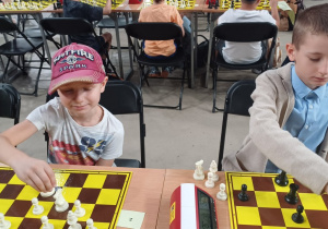 uczniowie podczas turnieju szachowego_6