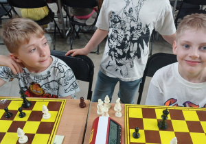 uczniowie podczas turnieju szachowego_7