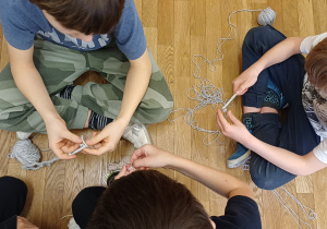 dzieci szydełkują w świetlicy_1