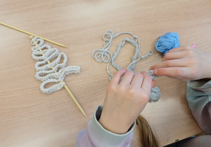 dzieci szydełkują w świetlicy_2