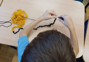 dzieci szydełkują w świetlicy_3