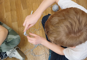 dzieci szydełkują w świetlicy_4