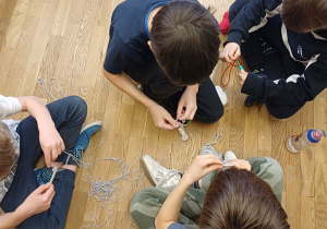 dzieci szydełkują w świetlicy_5