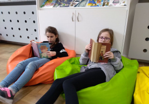 dzieci czytają w szkolnej bibliotece 1
