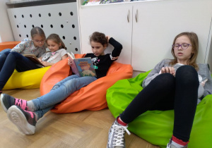 dzieci czytają w szkolnej bibliotece 2