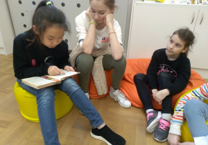 dzieci czytają w szkolnej bibliotece 3