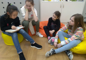 dzieci czytają w szkolnej bibliotece 4