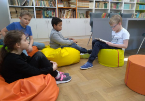 dzieci czytają w szkolnej bibliotece 8