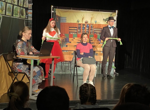 Klasy trzecie na przedstawieniu "O Florce, która pogodziła serce z rozumem"