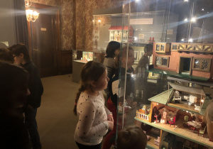 dzieci zwiedzają Muzeum Domków dla Lalek 1
