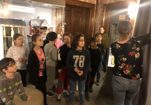 dzieci zwiedzają Muzeum Domków dla Lalek 2