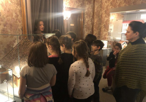 dzieci zwiedzają Muzeum Domków dla Lalek 4