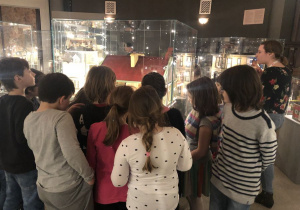 dzieci zwiedzają Muzeum Domków dla Lalek 5