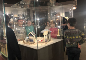 dzieci zwiedzają Muzeum Domków dla Lalek 9
