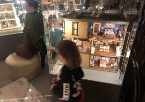 dzieci zwiedzają Muzeum Domków dla Lalek 10
