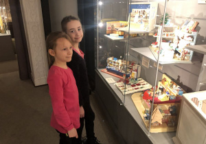 dzieci zwiedzają Muzeum Domków dla Lalek 12