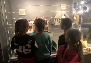 dzieci zwiedzają Muzeum Domków dla Lalek 13