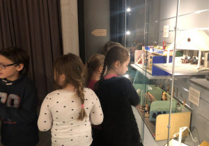 dzieci zwiedzają Muzeum Domków dla Lalek 14