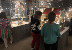 dzieci zwiedzają Muzeum Domków dla Lalek 15