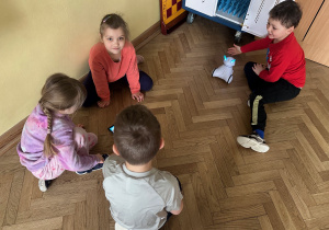 przedszkolaki podczas zajęć robotycznych_1