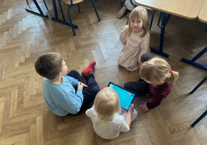 przedszkolaki podczas zajęć robotycznych_2