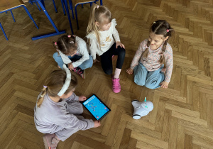 przedszkolaki podczas zajęć robotycznych_3