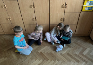 przedszkolaki podczas zajęć robotycznych_4