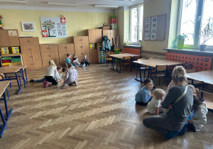 przedszkolaki podczas zajęć robotycznych_5