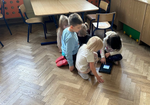 przedszkolaki podczas zajęć robotycznych_7