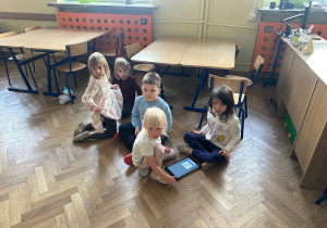 przedszkolaki podczas zajęć robotycznych_8