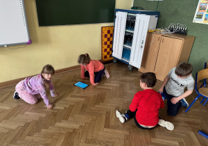przedszkolaki podczas zajęć robotycznych_9