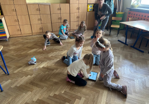 przedszkolaki podczas zajęć robotycznych_10