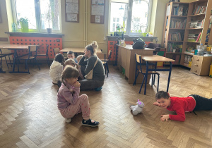 przedszkolaki podczas zajęć robotycznych_11