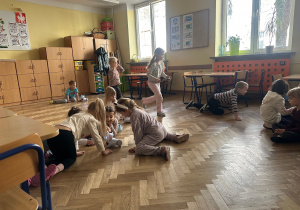 przedszkolaki podczas zajęć robotycznych_12