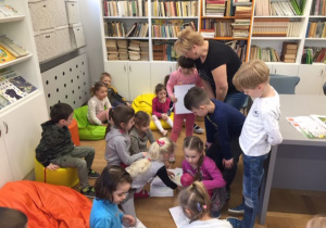 przedszkolaki podczas zajęć w bibliotece szkolnej 2