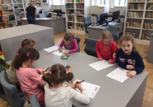 przedszkolaki podczas zajęć w bibliotece szkolnej 8