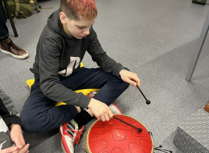 Muzyczna przygoda klas 7a i 7c w FabLabie „Pobite Gary!”