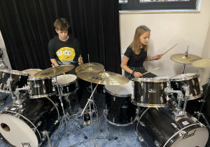 uczniowie na warsztatach muzycznych_5