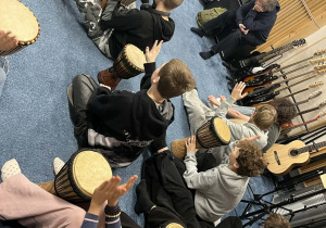 uczniowie na warsztatach muzycznych_9