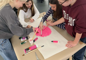 uczniowie w galerii sztuki_4