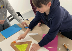 uczniowie w galerii sztuki_9