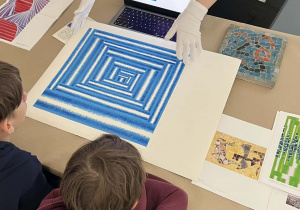 uczniowie w galerii sztuki_5