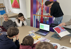 uczniowie w galerii sztuki_6