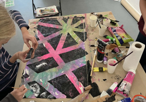 uczniowie w galerii sztuki_10