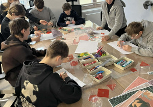 uczniowie podczas warsztatów_1